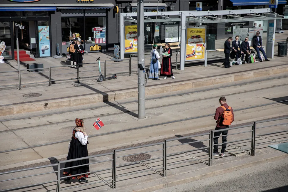 Ett enslig flagg på Jernbanetorget i Oslo på 17. mai i fjor. Offentlige arrangementer ble i stor grad avlyst i hovedstaden, og sentrum var så godt som folketom på nasjonaldagen.