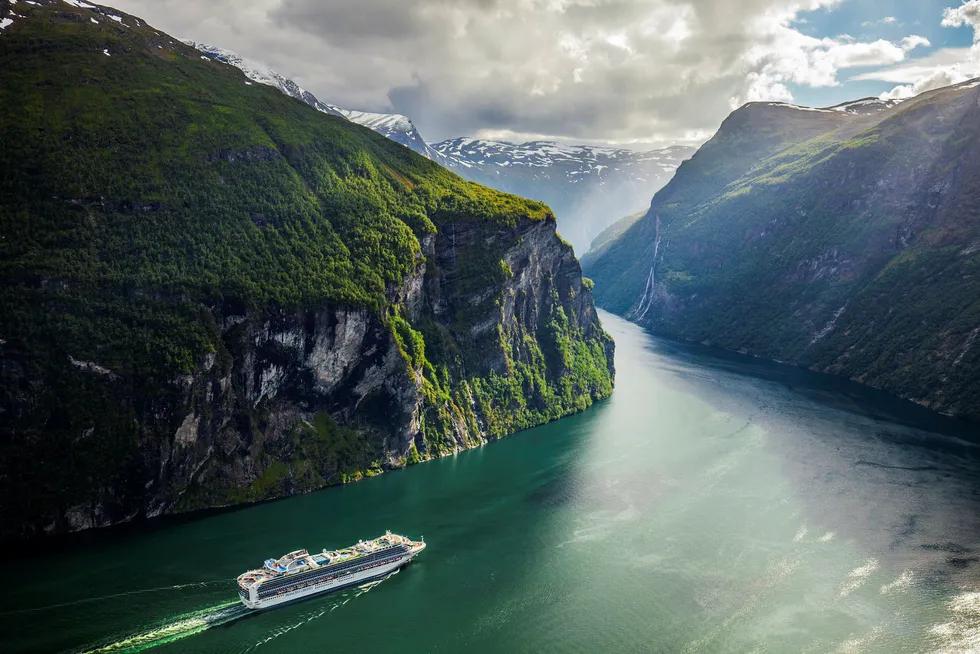 Her er cruiseskipet Sapphire Princess, eid av Princess Cruises, på vei ut Geirangerfjorden i Møre og Romsdal.