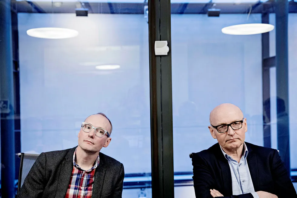 Rune Røsten (til venstre) leder Schibsteds investeringsprogram mot gründere, Schibsted Vekst. Til høyre sitter Røstens sjef, konsernsjef Didrik Munch i Schibsted Norge. Foto: Aleksander Nordahl