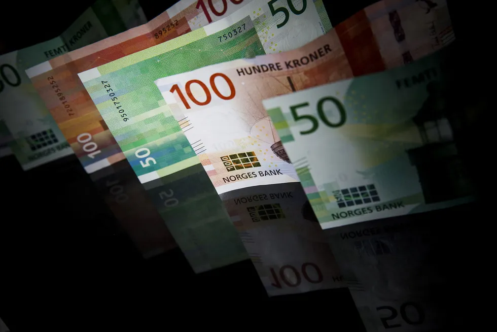 Den norske kronen har svekket seg betydelig mot både euro og dollar så langt i år.