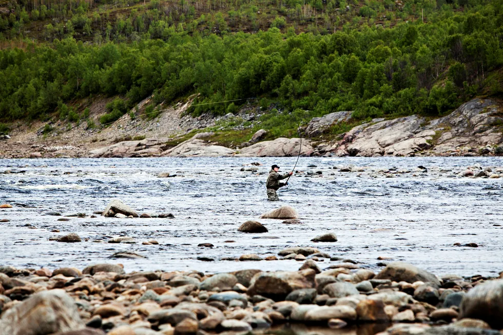 På den finske siden av Tana-elven fisker finnene etter laks. Dette bildet er tatt på finsk side av grensen. Foto: Thomas T. Kleiven