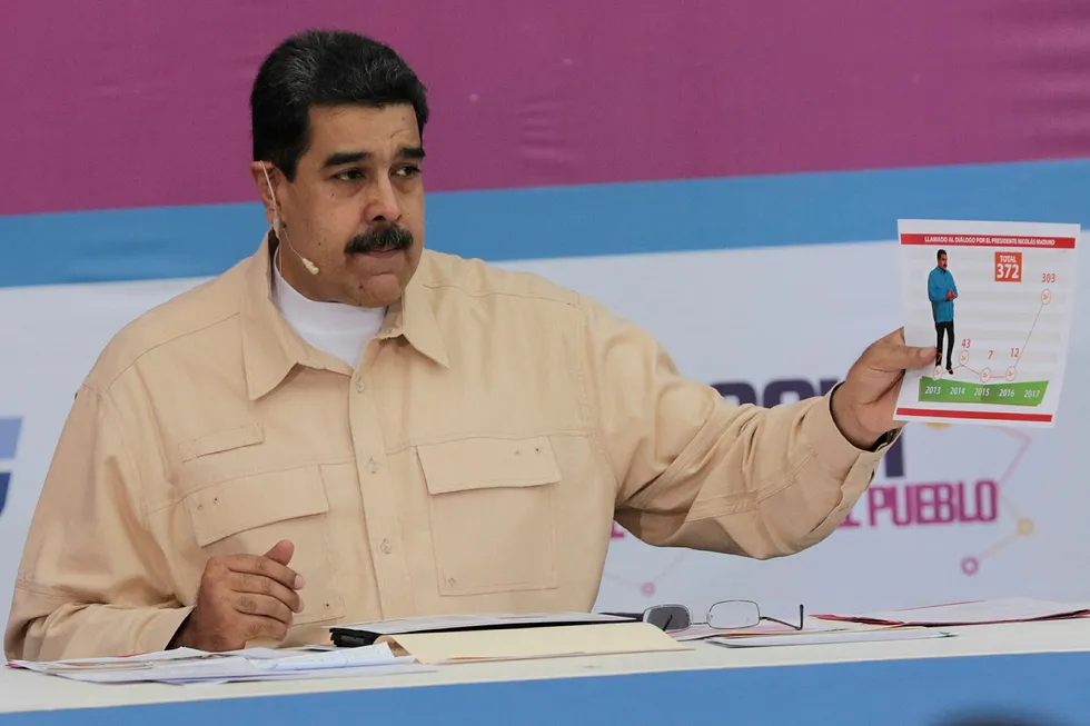 Venezuela's President Nicolas Maduro speaks during his weekly radio and TV broadcast _Los Domingos con Maduro_ (The Sundays with Maduro) in Caracas, Venezuela, December 3, 2017. Miraflores Palace/Handout via REUTERS ATTENTION EDITORS - THIS PICTURE WAS PROVIDED BY A THIRD PARTY. Foto: HANDOUT