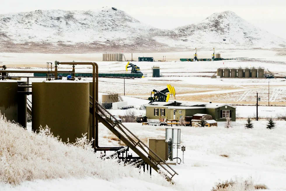 Med høyere oljepris kan oljeprodusentene i USA raskt komme på banen igjen og dermed bidra til å presse prisene nedover enda en gang. Her fra Watford City i Nord-Dakota. Foto: Andrew Cullen/Reuters/NTB Scanpix