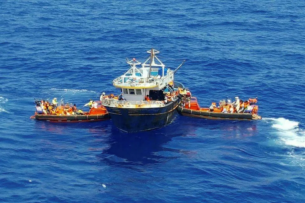Mannskaper fra Siem Pilot er her i ferd med å redde 176 personer fra en fiskebåt. Totalt reddet skipet nesten 35.000 mennesker fra en mulig våt grav i Middelhavet. Nå er det slutt. Foto: Kripos