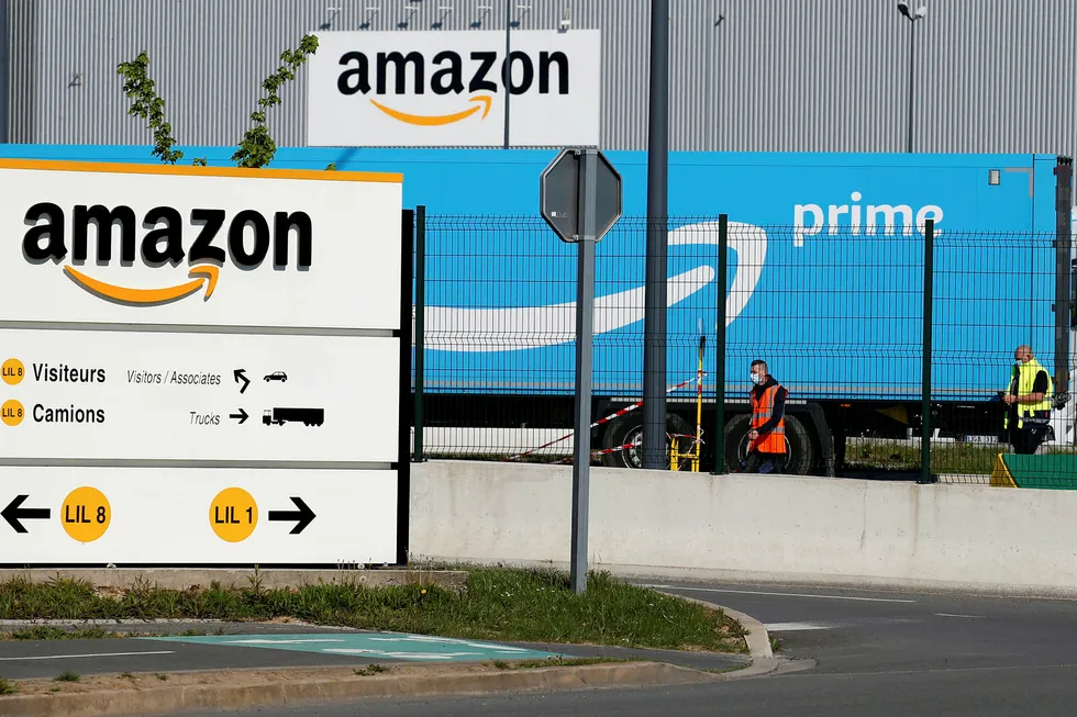 Amazons logistikksenter i Lauwin-Planque, nord i Frankrike. Hvis selskapet etablerer seg i Norge, er det grunn til bekymring for Amazons forretningsmodell, mener artikkelforfatterne.
