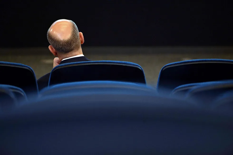 Scholz på filmmuseum i Brandenburg før valget søndag. Ytre høyre partiet AfD leder så vidt.