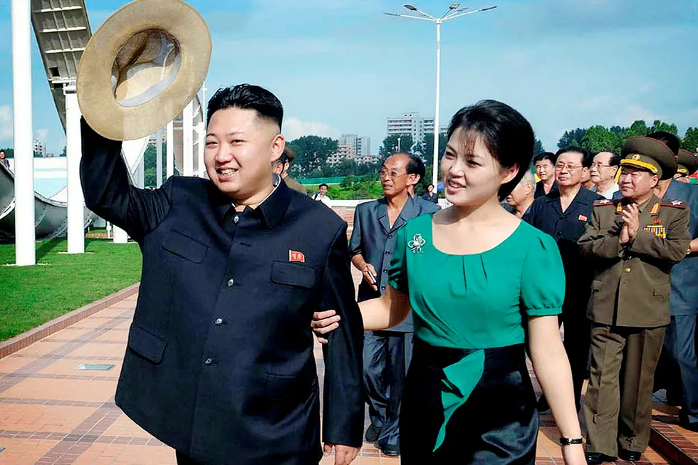Nord-Koreas leder Kim Jong-un er opptatt av økonomisk vekst – og ifølge offisielle statistikker har han innfridd. Her er han sammen med sin kone Ri Sol-Ju på et udatert bilde fra landets offisielle nyhetsbyrå KCNA. Foto: KCNA/KNS/AFP/NTB Scanpix