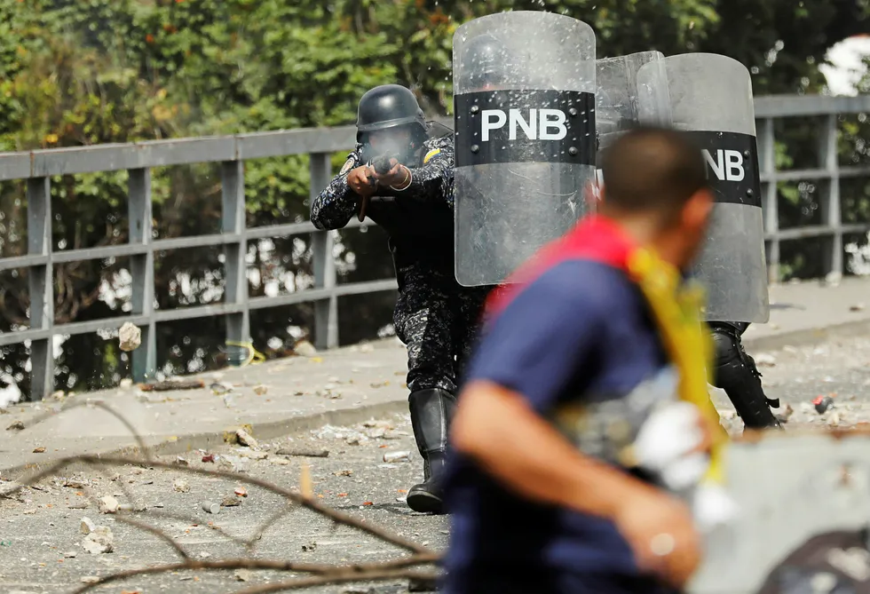 Regimet i Venezuela vakler. Det er massedemonstrasjoner mot nød og vanstyre, og levestandarden har stupt. Under en protest mot president Maduro 23. januar, ble det skutt med gummikuler mot demonstrantene.