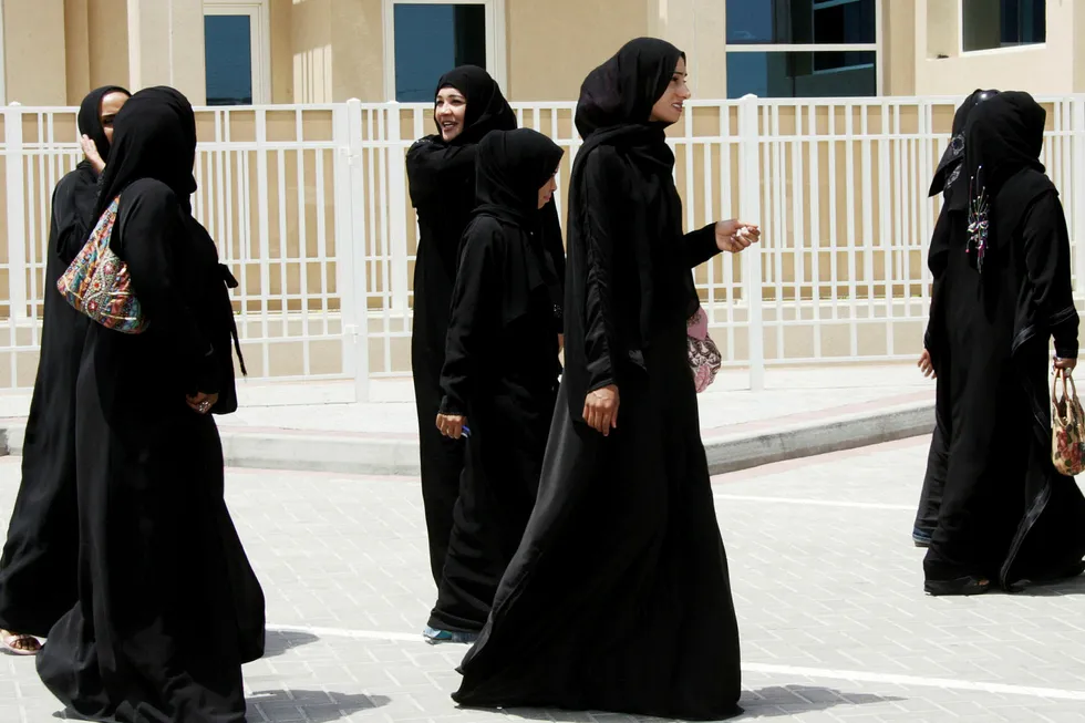 Av de 32 millioner menneskene som lever i Saudi-Arabia i dag, er halvparten kvinner. Denne saken handler om mer enn retten til å bære et skjørt for 16 millioner kvinner, skriver artikkelforfatteren. Illustrasjonsfoto av kvinner ikledd abayaer i Dubai, De forente arabiske emirater. Foto: Rabih Moghrabi/AFP/NTB Scanpix