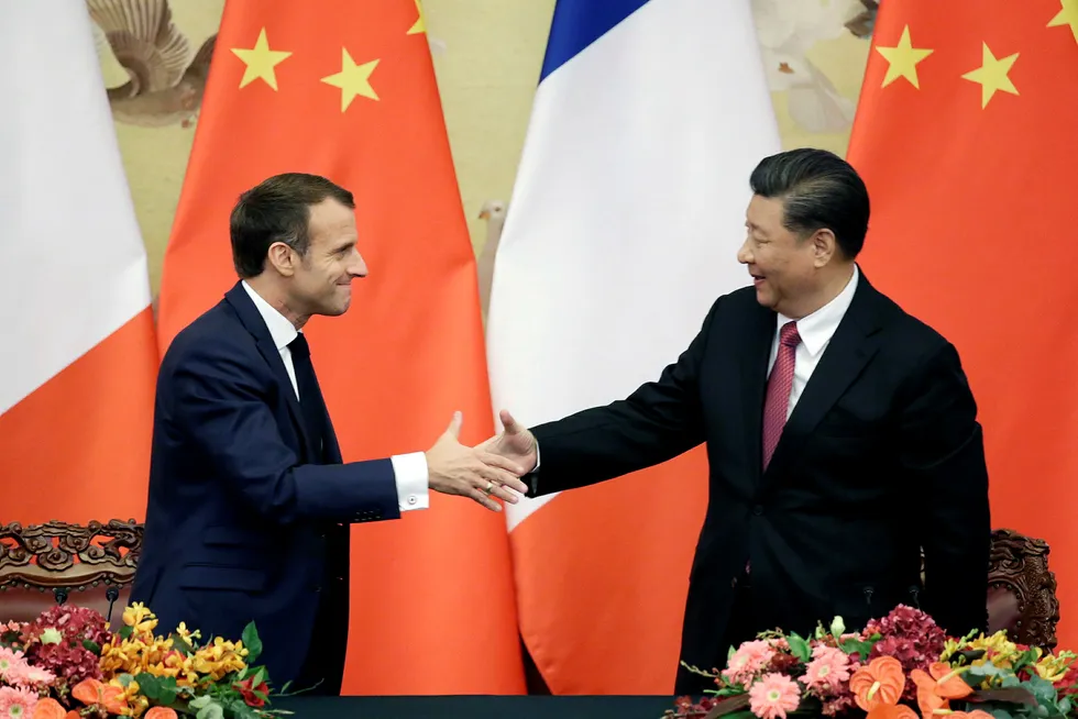 Frankrikes president Emmanuel Macron håndhilste på Kinas president Xi Jinping etter onsdagens pressekonferanse i Beijing. Foto: AP / NTB scanpix