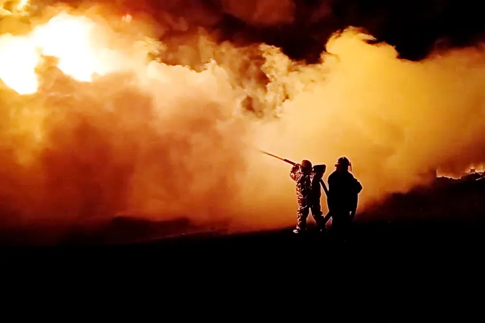 Brannmenn slokker brann i et oljelager som Ukrainas statlige nødetater sier ble forårsaket av russiske angrep i Zhytomyr-regionen.