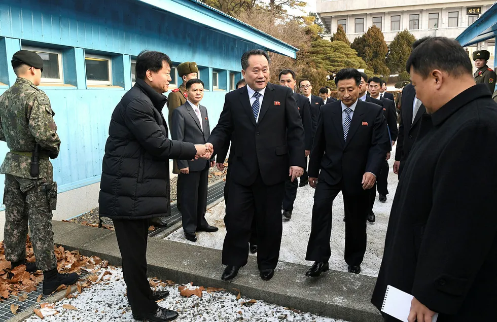Nord-Koreas delegasjonsleder Ri Son Gwon, hilser på en representant for Sør-Korea mens han krysser grensen for å delta i samtaler med Sør-Korea i landsbyen Panmunjom, i den demilitariserte sonen som skiller landene. Foto: STRINGER