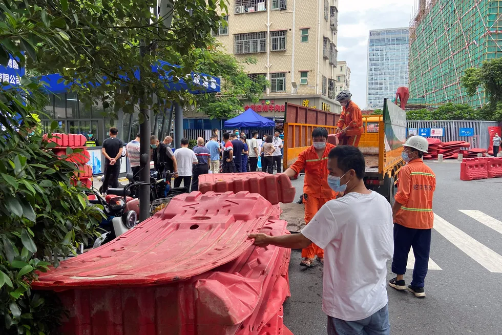 Barrikadene er tilbake i deler av Shenzhen, blant annet i Wanxia-området, etter det ble registrert rundt ti nye smittetilfeller i helgen. Shenzhen har 17 millioner innbyggere.