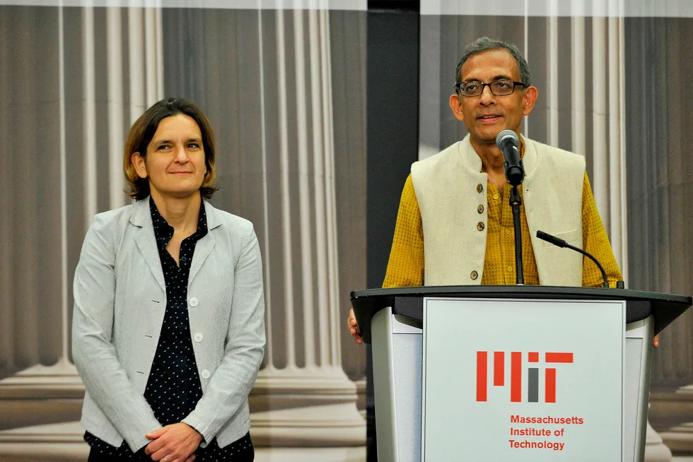 Esther Duflo (til venstre) og Abhijit Banerjee fikk Nobelprisen i økonomi mandag, sammen med Michael Kremer. Her på en pressekonferanse på Massachusetts Institute of Technology (MiT) etter at nyheten ble kjent.