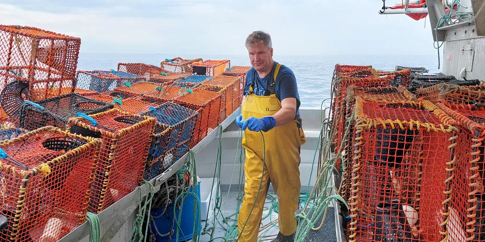 Krepsefisker Per Skibstad frykter det kan bli flere ulykker for de som driver teinefiske etter at påbudet om råtnetråd kom.