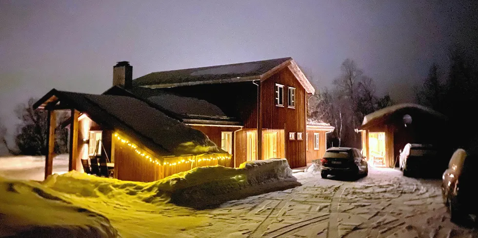 Fredag ankommer hyttefolket Valdres, og setter på varme og elbiler. Derfor har Vang Energiverk ekstra høy nettleie fredag ettermiddag.