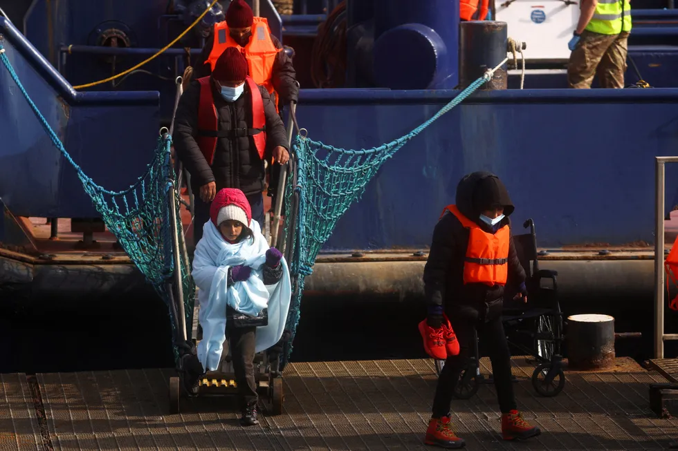 Asylsøkere går i land i Dover etter å ha blitt reddet under forsøk på å krysse den engelske kanal i april.