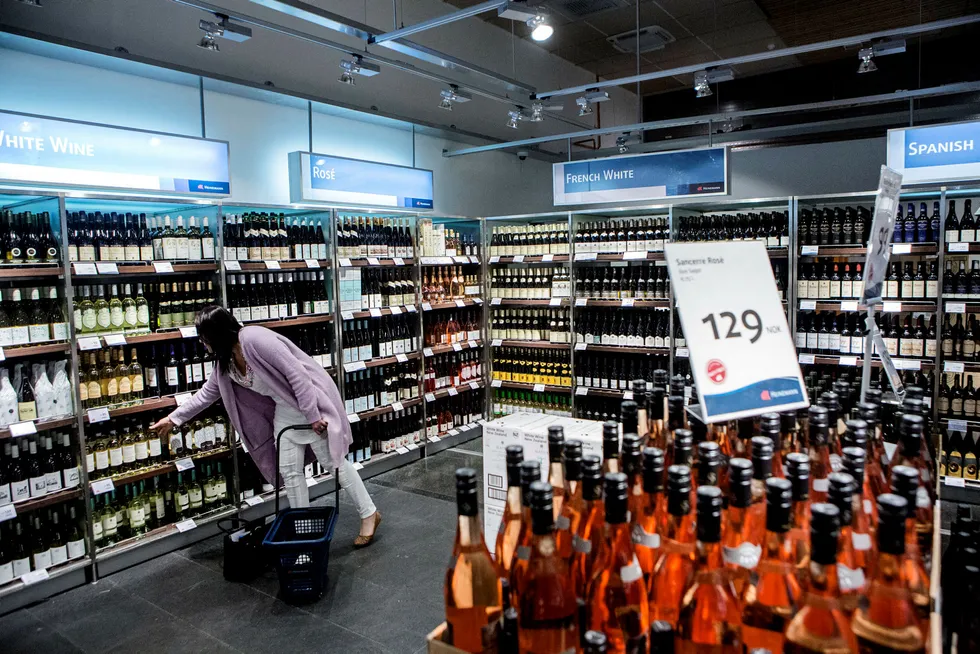 Stortingsflertallet vil utrede om Vinmonopolet skal overta taxfree-salget av alkohol på flyplassene. Foto: Fredrik Bjerknes