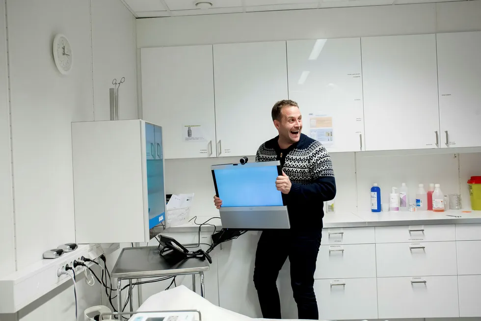 Gründer Jesper Melin Ganc-Petersen har skutt gullfuglen med sin betalingsautomat for landets legekontorer. Her harselerer han med en videokonferanseskjerm som han mener er en dårlig løsning for telemedisin.