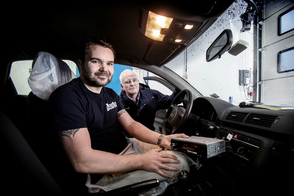Erlend Johansen (til venstre) ved Auto Parts i Bodø hjelper Inge Sund med å få montert dab-adapter i bilen. Foto: Rune Nilsen