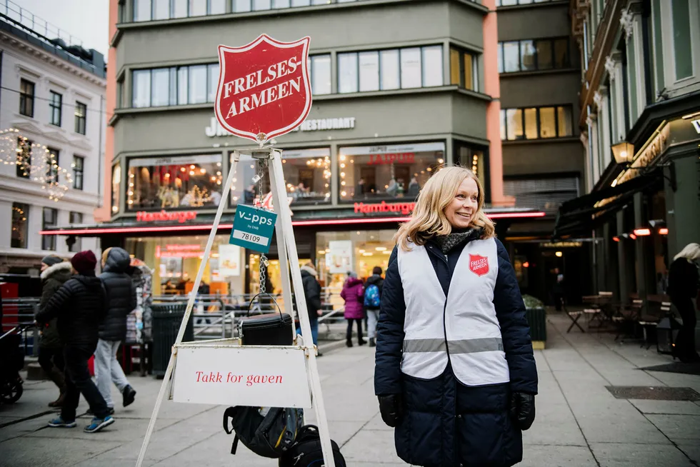 Elin Herikstad står Grytevakt for Frelsesarmeen på Egerorget. Foto: Fartein Rudjord