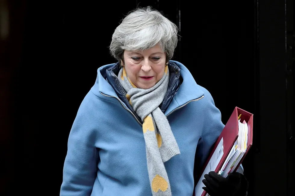 Den britiske statsministeren Theresa May utenfor Downing Street i London, noen timer før Underhuset skulle ha en ny avgjørende brexit-avstemning.