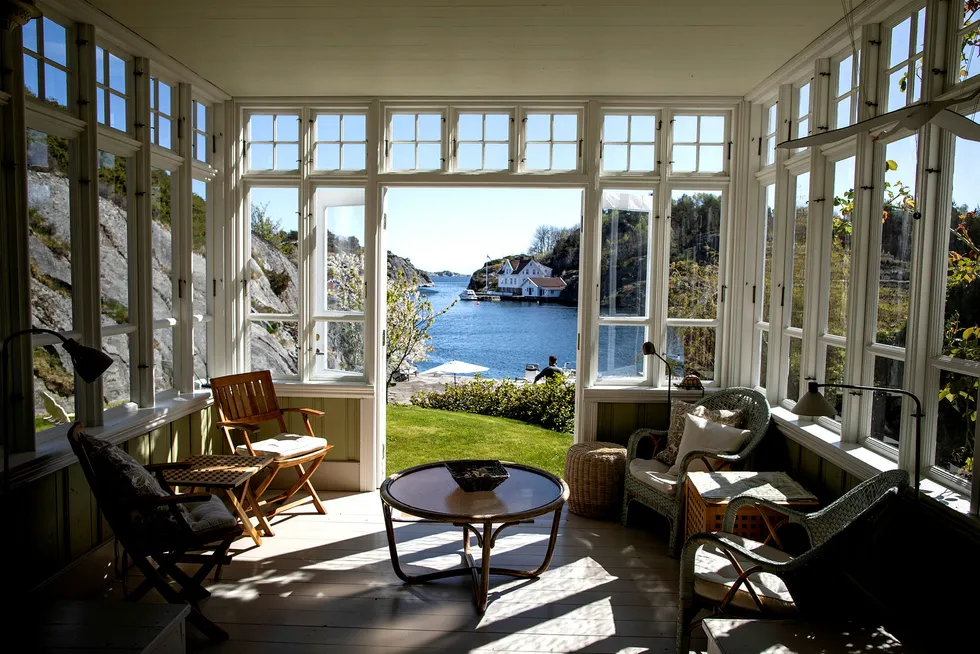 Familien Platous unike landsted på Steinsøya i Gamle Hellesund i Blindleia er med en prisantydning på 30 millioner kroner den dyreste strandeiendommen som er lagt ut for salg på Sørlandet i år.