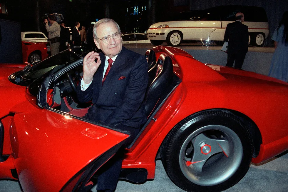 Tidligere toppsjef i både Ford og Chrysler er død. På bildet fra 1990 sitter han i en Dodge Viper sportsbil.