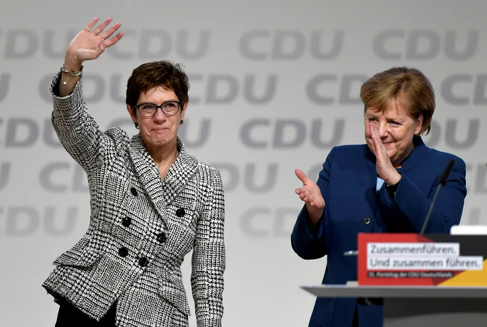 Annegret Kramp-Karrenbauer (til venstre) ble heiet frem av Tysklands forbundskansler Angela Merkel. Nå trekker hun seg.