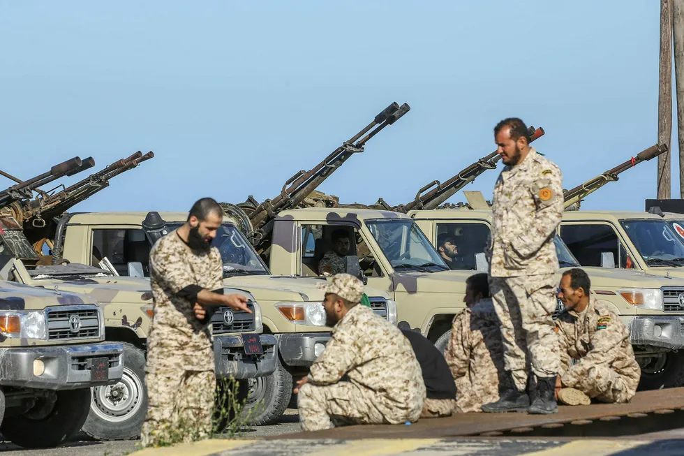 Oljeprisen har steget med nesten 40 prosent siden jul. Den raskt eskalerende konflikten i Libya kan føre til høyere oljepriser. Storbanken Citi mener det er mer sannsynlig at oljeprisen fortsatt skal stige enn falle de neste månedene.