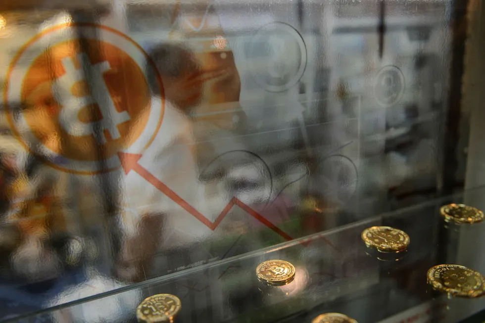 Kryptovalutaen bitcoin når fredag ny rekord. Foto: ANTHONY WALLACE/NTB Scanpix