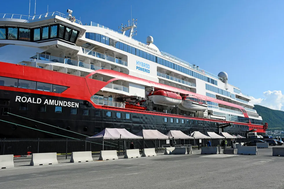 Ekspedisjonsskipet MS Roald Amundsen ligger ved kai i Tromsø.