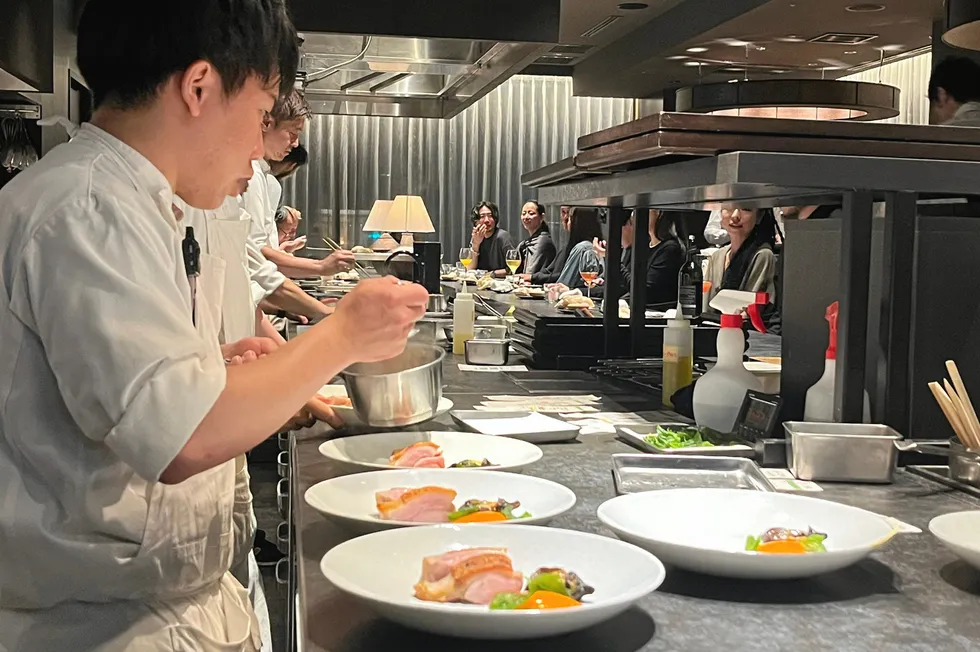 Bilder til nofima-kronikk om sjømat i Japan. Kokk i arbeid på restauranten Florilege i Tokyo i Japan.