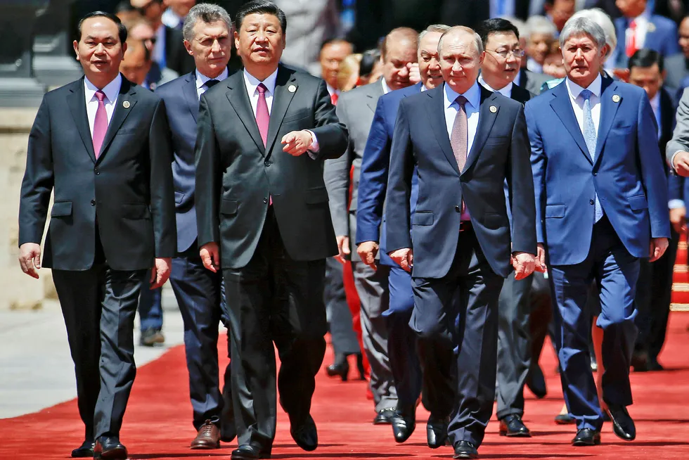 Kinas president Xi Jinping (nummer tre fra venstre) og Russlands president Vladimir Putin (nummer tre fra høyre) under møtet i «Belt and Road»-forumet mandag. Foto: Damir Sagolj/AP/NTB Scanpix