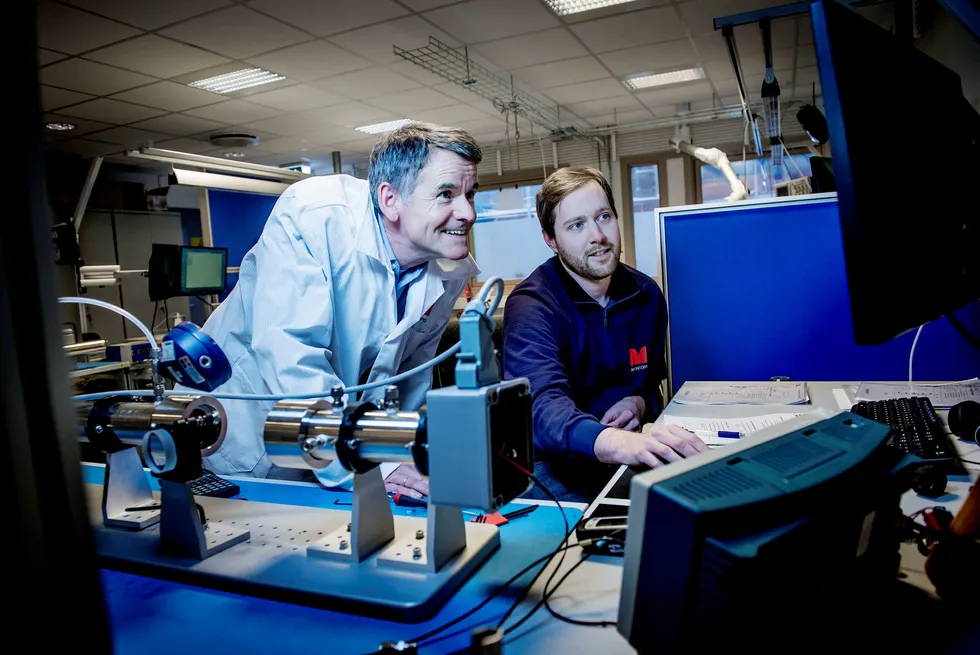 Neo Monitors selger laserteknologi for over 100 millioner kroner i året. Her er administrerende direktør Ketil Gorm Paulsen (til venstre) og testingeniør Jon Fredrik Johansen i ferd med å teste et nytt målesystem. Foto: Gorm K. Gaare