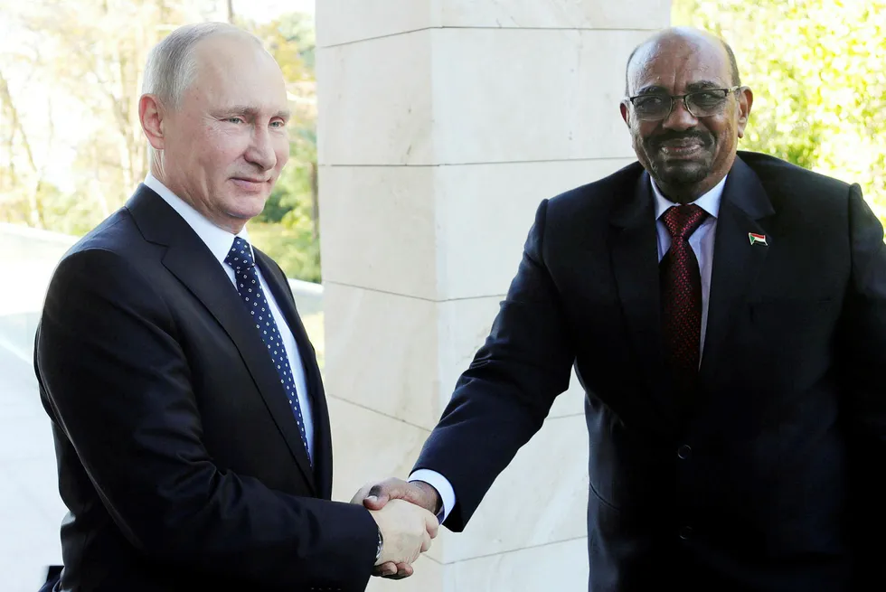 Omar Al-Bashir er siktet for krigsforbrytelser og folkemord, men det stopper ham ikke fra å dra på statsbesøk. Her hilser han på Russlands president Vladimir Putin i Moskva torsdag. Foto: Sputnik/Reuters/NTB Scanpix