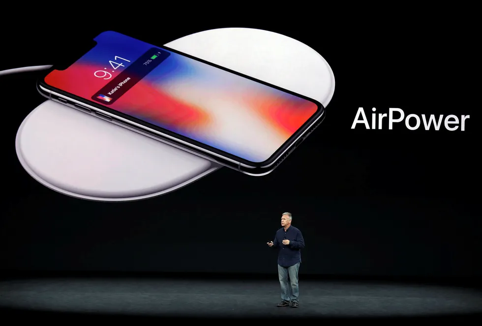 Her presenterer Phil Schiller fra Apple Airpower tilbake i 2017. Nå bekrefter selskapet at planene er lagt på is. Foto: Marcio Jose Sanchez/AP