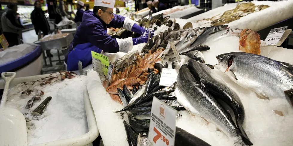 Mohamed Oussad jobber i fiskedisken på supermarkedkjeden Auchans butikk i Lille, der prisene på norsk fisk har gått til værs. Rekordhøye priser, kombinert med en svar krone, hjelper norsk sjømatnæring å holde varmen akkurat nå – men er ikke spesielt fremtidsrettet. Økte volum og lavere priser er veien å gå, mener Fiskeribladet.