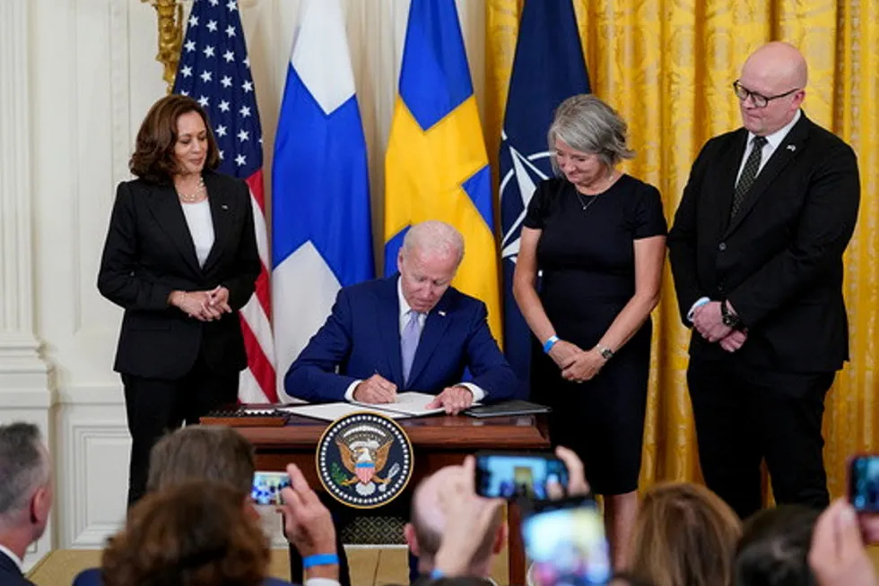 Tirsdag godkjente Senatet i USA Sveriges og Finlands Nato-søknader.