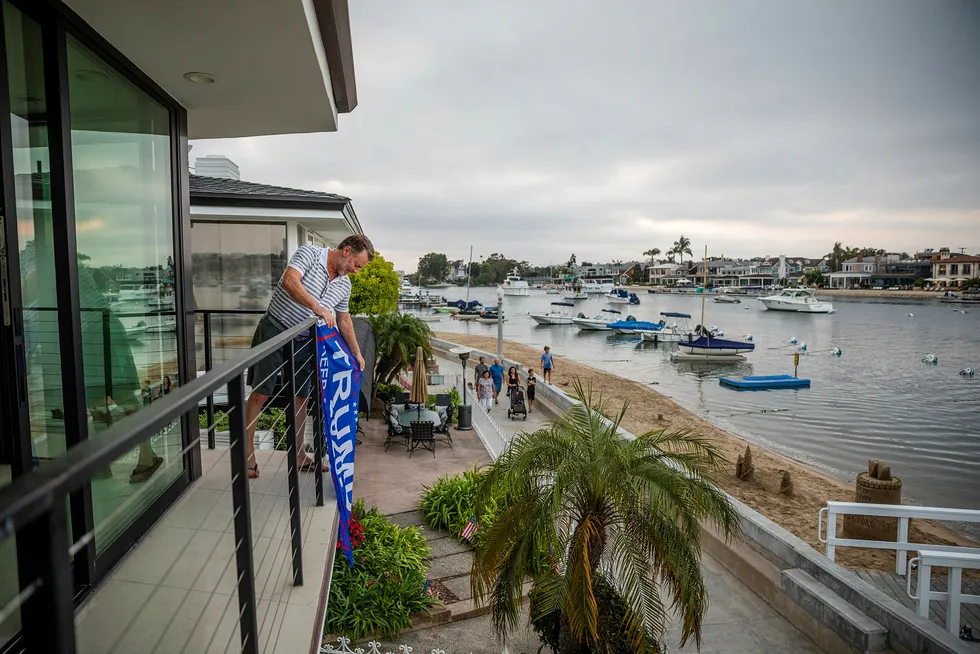 På fredfulle Balboa Island i Orange County – sør for Los Angeles – er andelen republikanere spesielt stor til å være i California, som ellers er hjemmebane for demokratene. Dansk-amerikanske Nuby Sears har klokkertro på Trump – tross skattebråk og meningsmålinger.