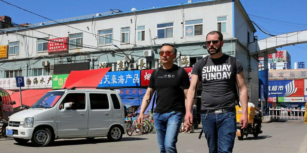 Muligheter: F.v. Yee Wai Cheung og Jørn-Åge Stikholmen på sjømatmarkedet i Beijing. De håper også tørrfisken skal få sin plass på markedet etter hvert.Foto: Arne Fenstad