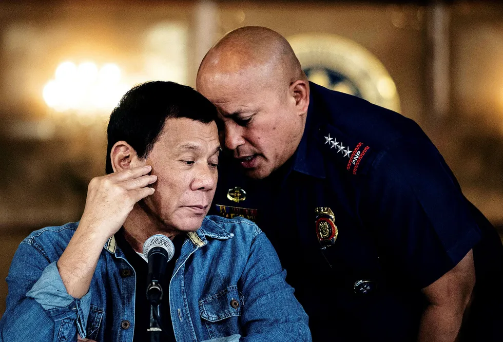 Filippinenes president Rodrigo Duterte (til venstre) beskyldte landets politi for å være «korrupt til benmargen» nylig etter at polititjenestemenn er mistenkt for å ha stått bak kidnapping og drap av en sørkoreansk forretningsmann. Foto: Noel Celis/AFP/NTB Scanpix