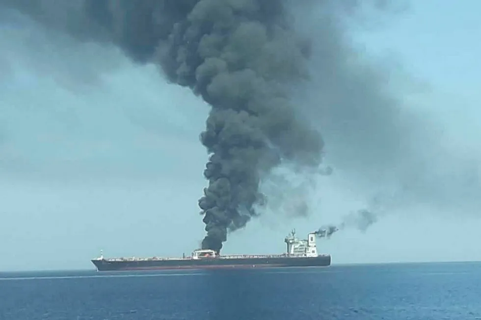 John Fredriksen supertanker «Front Altair» i brann i Omanbukten. Det iranske Nyhetsbyrået IRIB postet dette bildet på Twitter.