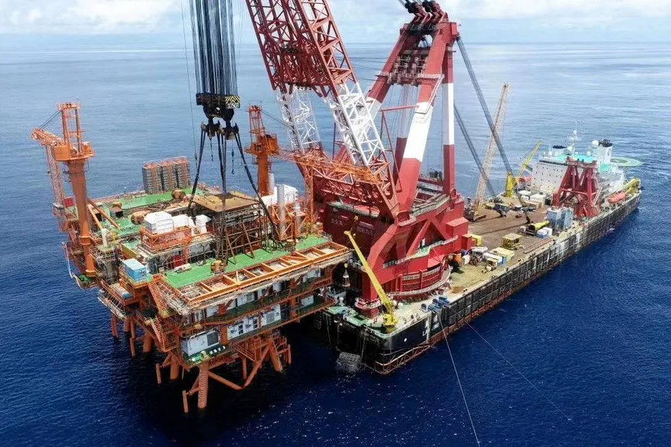 Installation: the LF8-1DPP platform being lifted in the South China Sea.