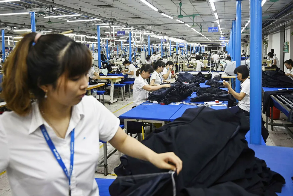 Vietnam er den største vinneren i handelskrigen mellom USA og Kina. Amerikanske Importører setter inn ordrer på alt fra tekstiler og vaskemaskiner – til smarttelefoner og møbler ved fabrikker i Vietnam. Her fra en dressfabrikk i Hanoi.