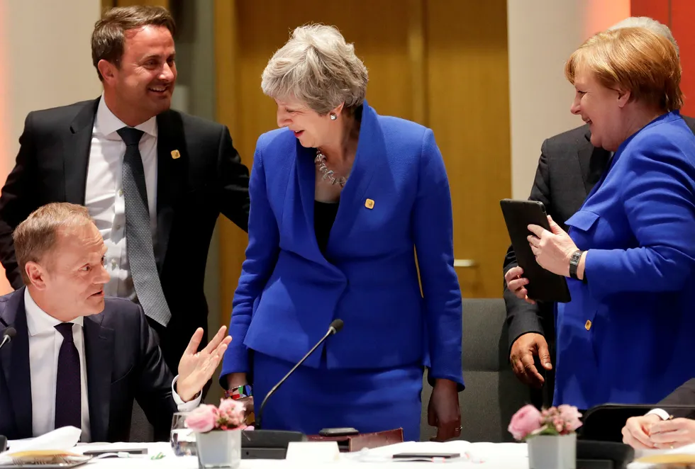 Storbritannia fikk til slutt en lang Brexit-utsettelse. På bildet snakker EU-president Donald Tusk (til venstre) med Theresa May og Tysklands forbundskansler Angela Merkel. Nest ytterst til venstre står Luxembourgs statsminister Xavier Bettel.