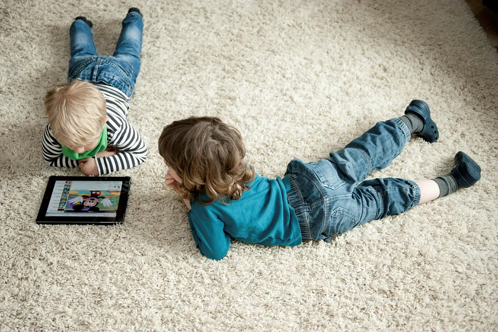 Nettbrett har blitt stadig mer populært de siste årene. Men betyr det at barn dropper å lese bøker? Foto: Jan Haas/NTB scanpix