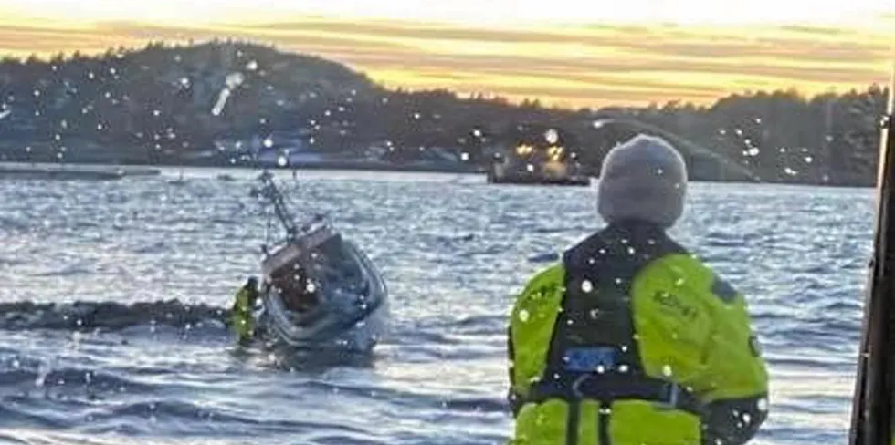 En i mannskapet på «Horn Flyer» måtte svømme bort til sjarken som var gått på grunn.