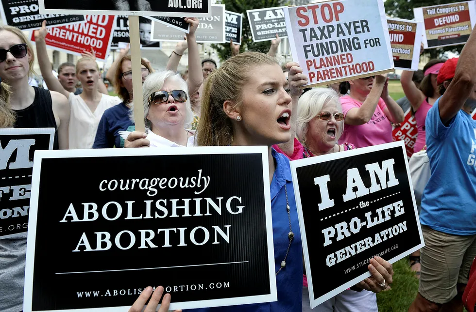 «Pro-life». Abortmotstandere protesterer på Capitol Hill i Washington i 2015 mot at organisasjonen Planned Parenthood, som tilbyr tjenester innen kvinnehelse og utfører aborter, får føderal pengestøtte. Foto: Olivier Douliery/AFP/NTB Scanpix