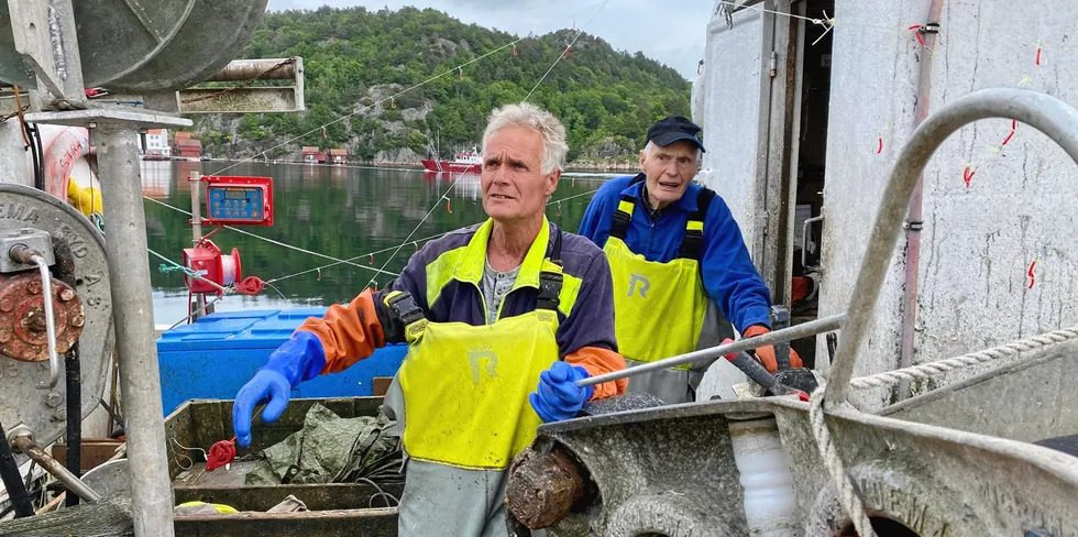 Far og sønn Syvertsen er bland de siste kystfiskerne på Sørlandet. Herman (89) og sønnen Sverre Gunnar fisker både makrell og leppefisk.